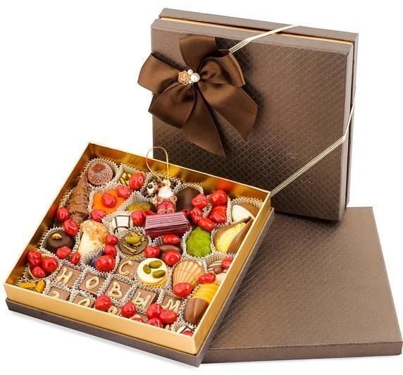 Подарочные наборы конфет купить. Коробки конфет. Подарочная коробка конфет. Конфеты в коробках подарочные. Подарочный набор конфет.